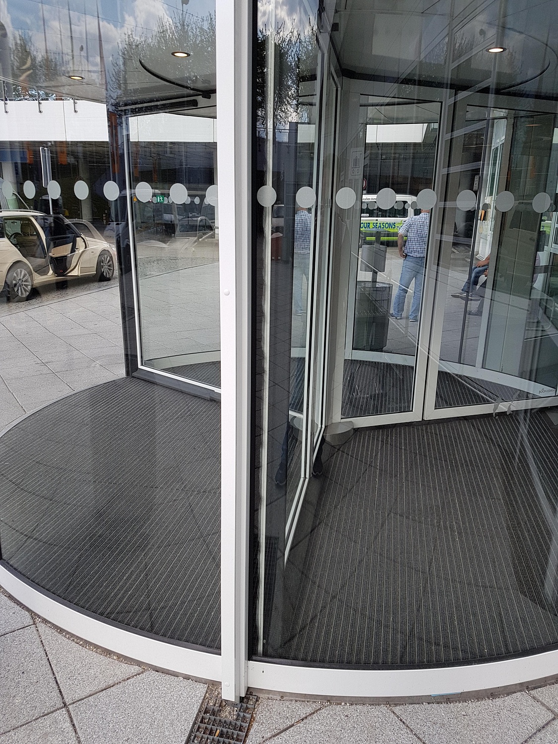 Заказать установку автоматических дверей в Красноперекопске. Монтаж выполняется командой профессионалов с опытом работы более 9 лет. 