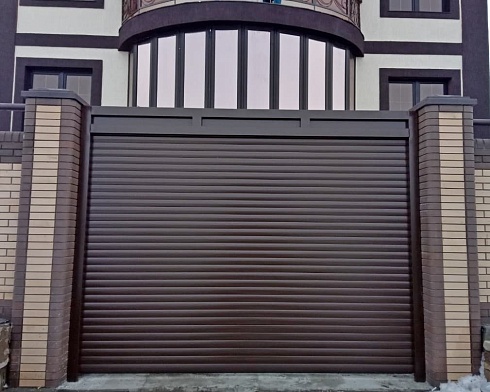 Роллетные ворота Алютех серии Prestige со сплошным алюминиевым профилем роликовой прокатки AG/77 с доставкой в Красноперекопске 